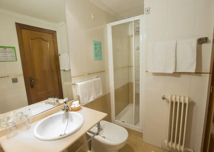 Reyes Catolicos Hotel *