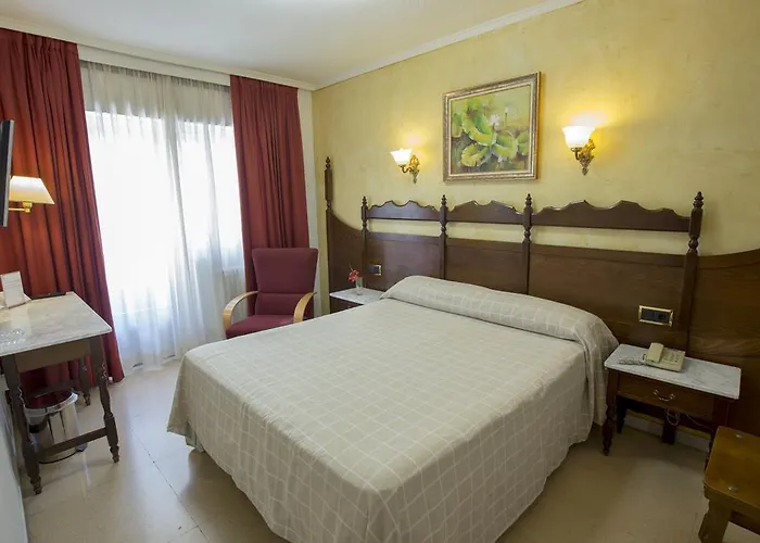 Reyes Catolicos Hotel *